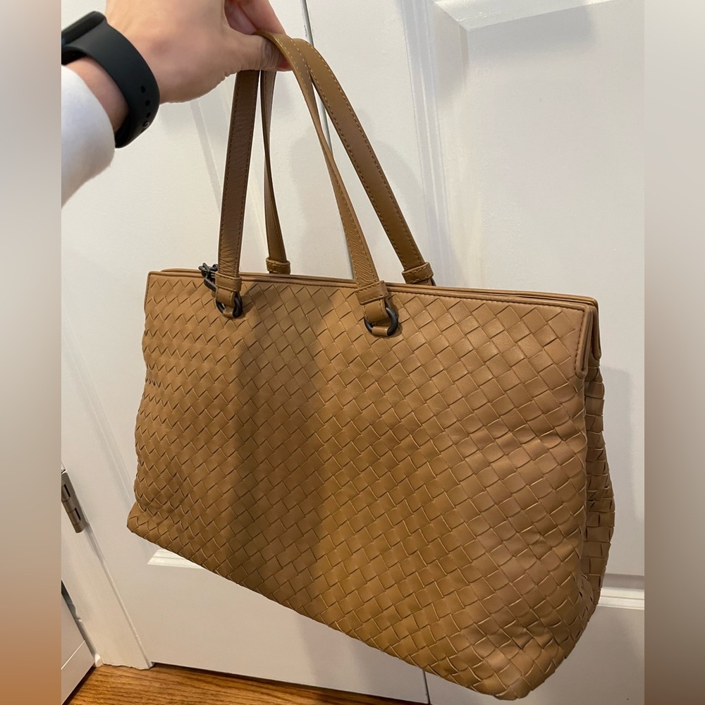 Bottega Veneta medium size leather bag with top handle and strap
